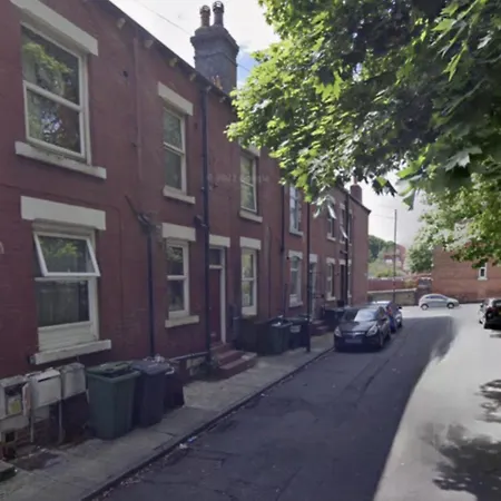 Апартаменти Cozy Hotel-style With Free Parking *