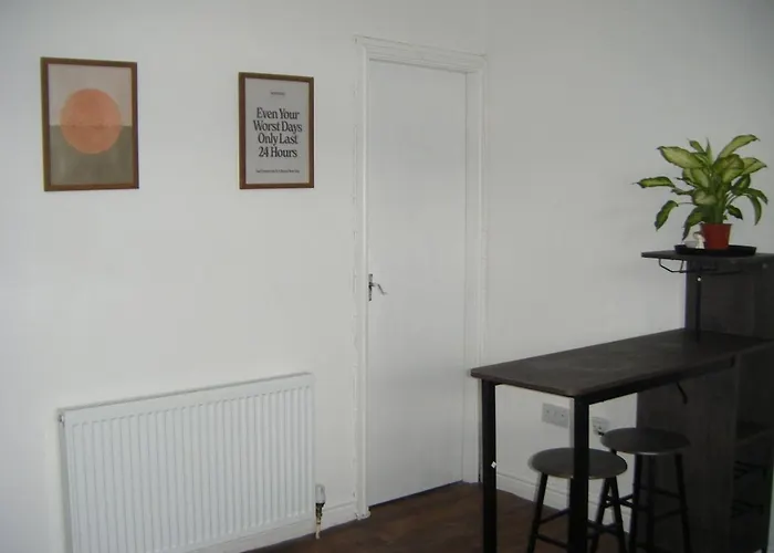 Cozy Hotel-style With Free Parking Апартаменти