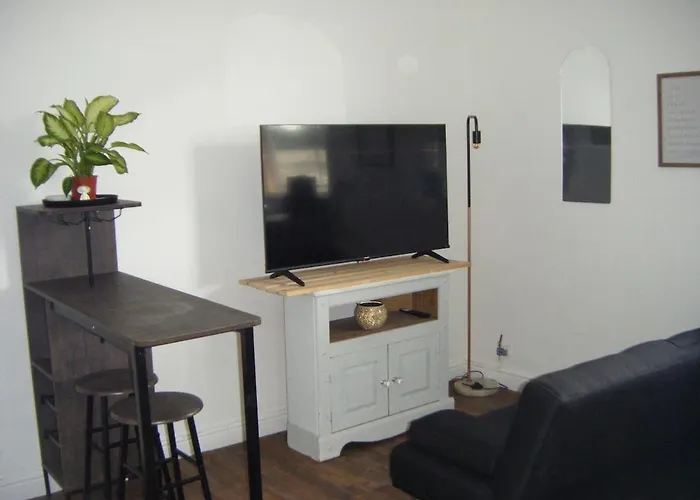 Апартаменти Cozy Hotel-style With Free Parking