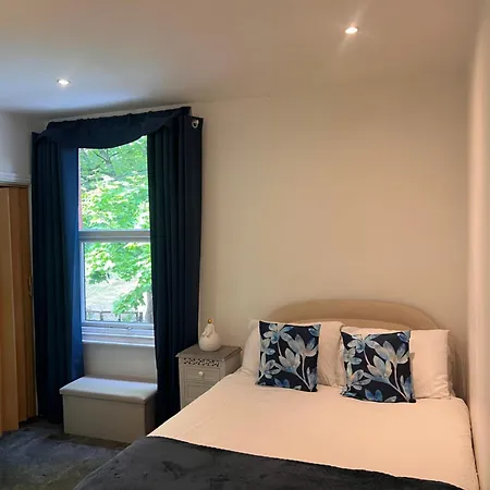 Cozy Hotel-style With Free Parking * リーズ